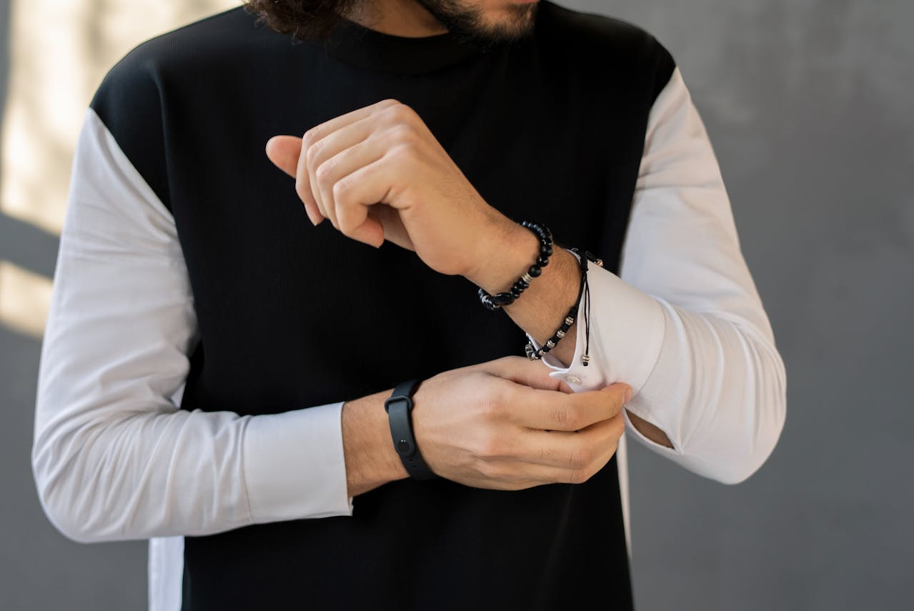Bracelet perle homme signification : codes modernes et looks à adopter