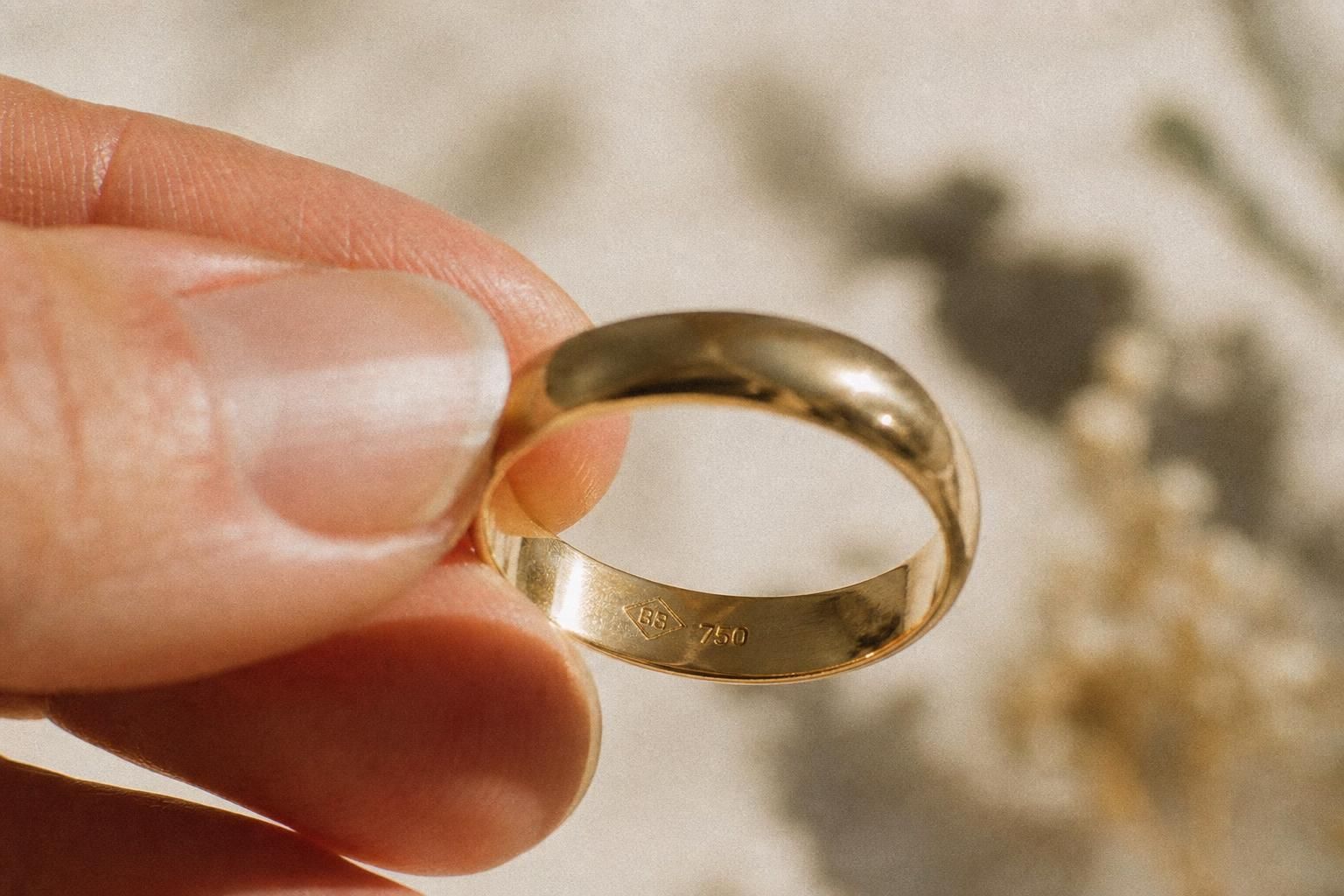 découvrez comment lire et comprendre les poinçons sur vos bijoux pour authentifier leur métal et leur qualité avec notre guide simple et pratique.