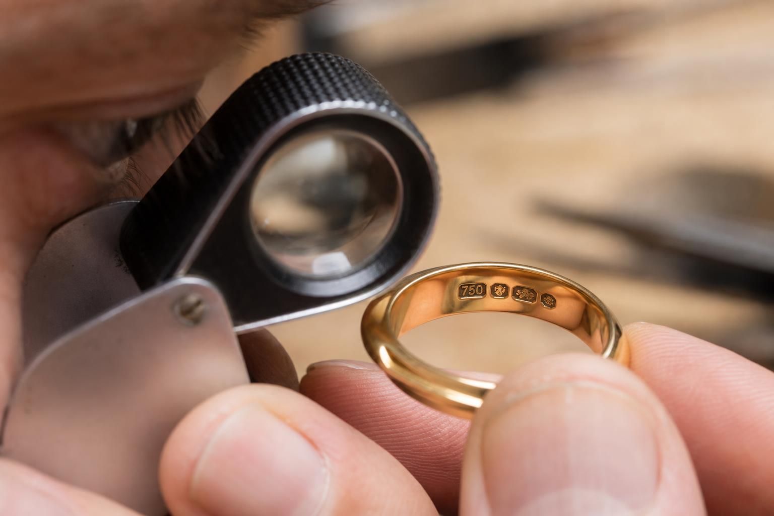 découvrez comment lire et interpréter les poinçons sur un bijou pour authentifier sa qualité, son origine et ses matériaux précieux en toute confiance.
