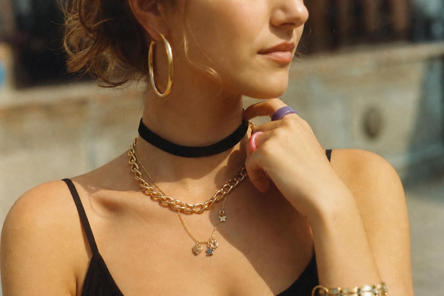 découvrez les bijoux qui ont marqué les années 90, des classiques incontournables aux accessoires iconiques de cette décennie pleine de style et de créativité.