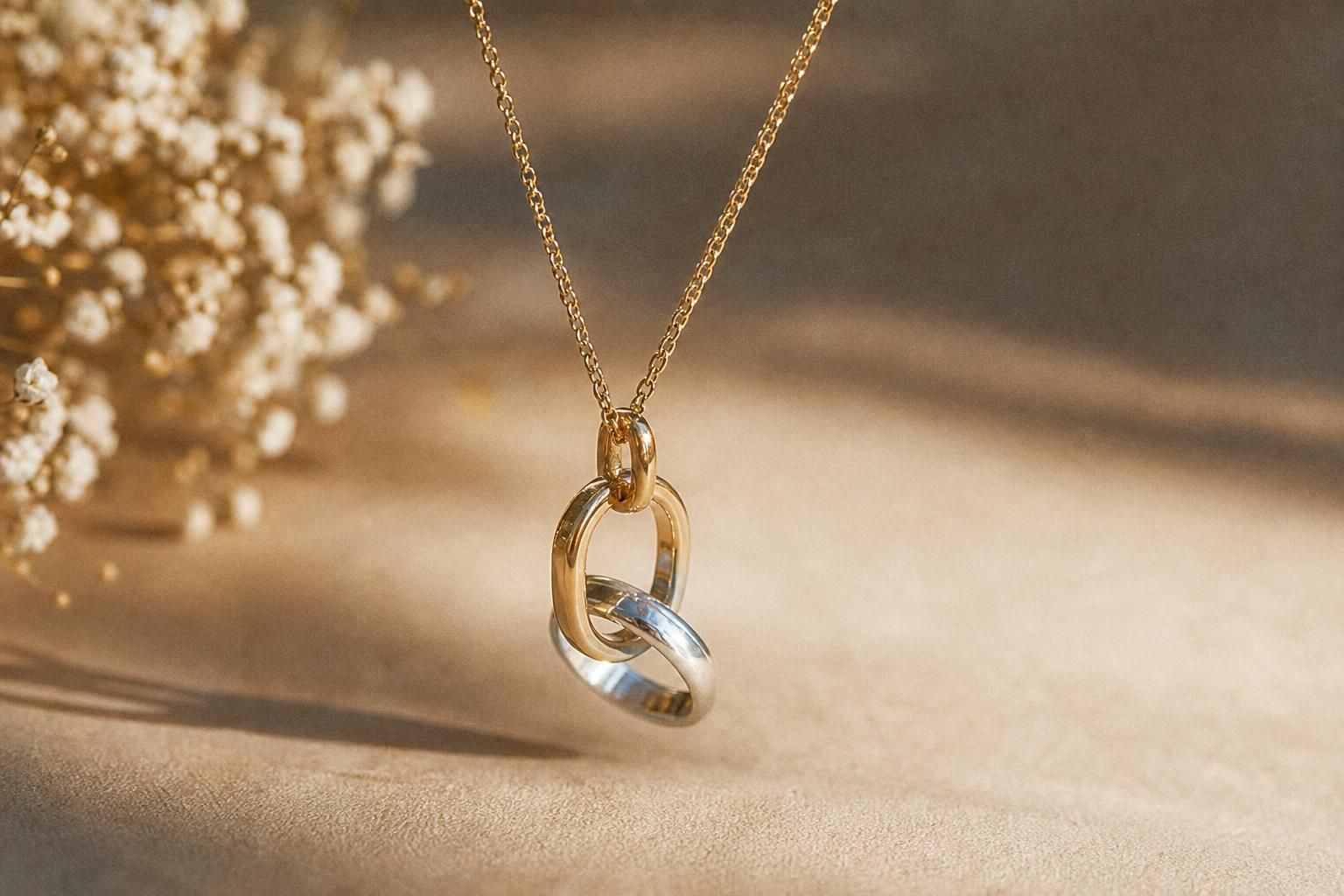découvrez ce qu'est un collier porte-alliance, un accessoire élégant et symbolique pour porter vos alliances près du cœur lors de votre mariage ou au quotidien.