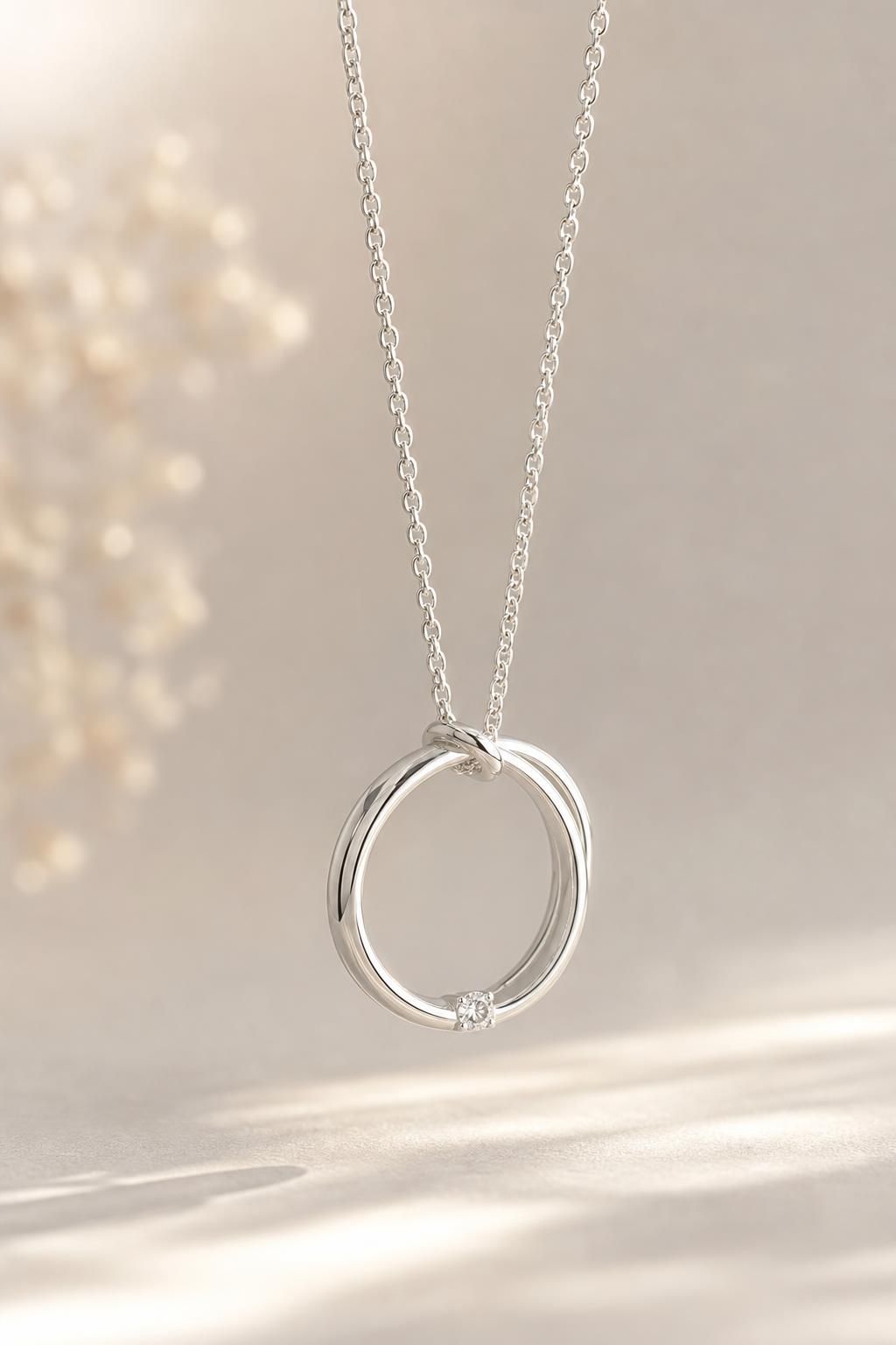 découvrez ce qu'est un collier porte-alliance, son utilité lors des mariages et comment il peut sublimer ce moment unique en gardant vos alliances près du cœur.