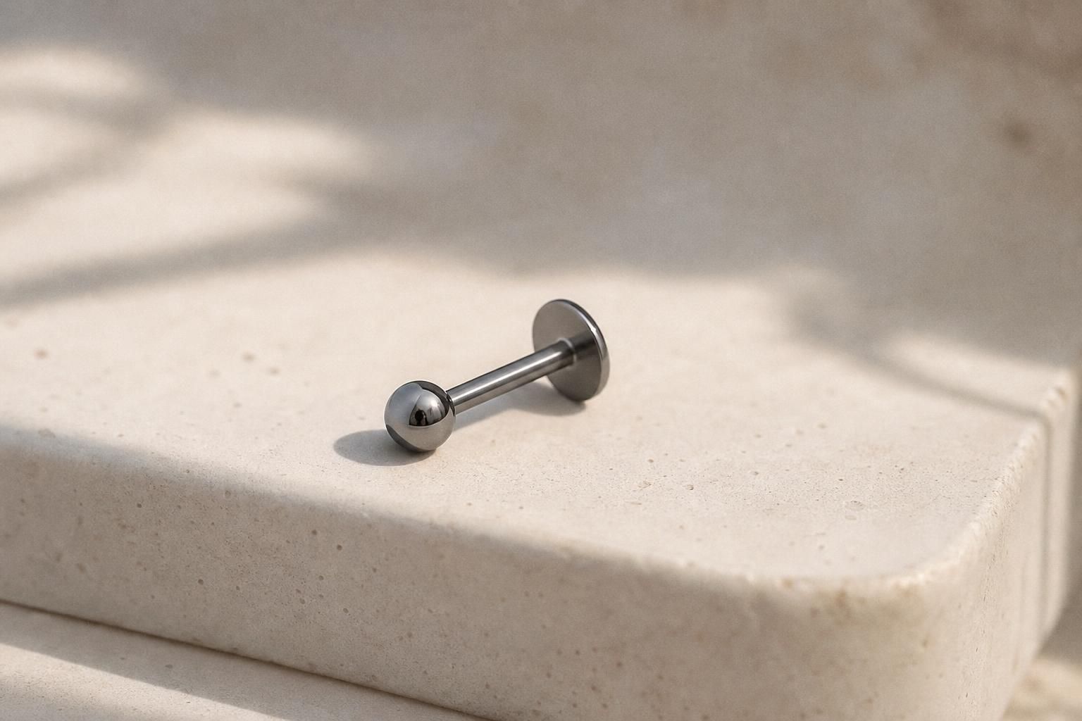 découvrez ce qu'est une boucle d'oreille médicale, ses caractéristiques, ses avantages et pourquoi elle est recommandée pour les piercings sensibles.